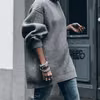 Szary sweter oversize