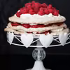 Tort bezowy z malinami