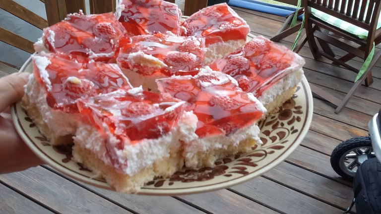 truskawkowe ciasto z bitą śmietaną i galaretką-pychotka!!!