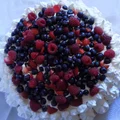 Pavlova z bitą śmietaną i owocami