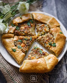 Galette – ciasto kruche na oliwie – z serem, cebulą i porem