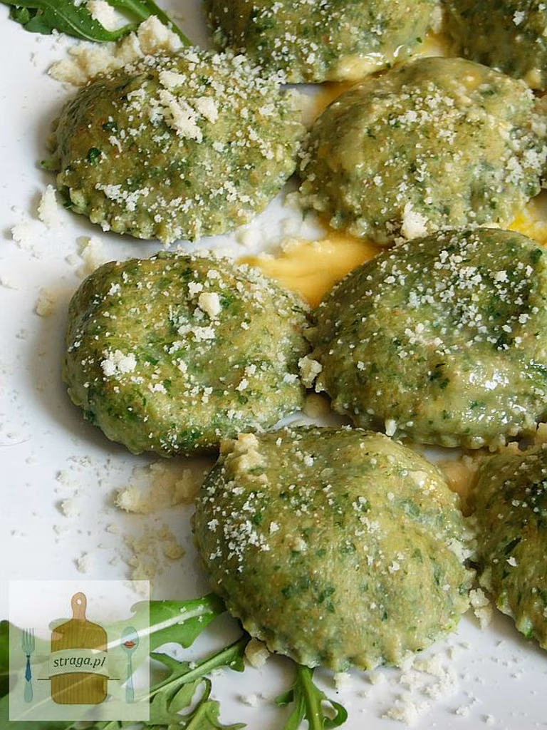 Zielone ravioli z rukoli z ricottą, suszonymi pomidorami z czosnkiem i bazylią