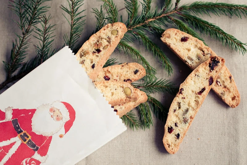 biscotti z żurawiną, pistacjami i skórką pomarańczy