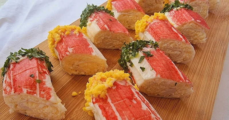 Szybkie roladki z paluszków krabowych