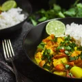 Dietetyczne warzywne curry z ziemniakami, marchewką, cebulą i papryką