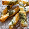 Paluchy z ciasta francuskiego z pesto