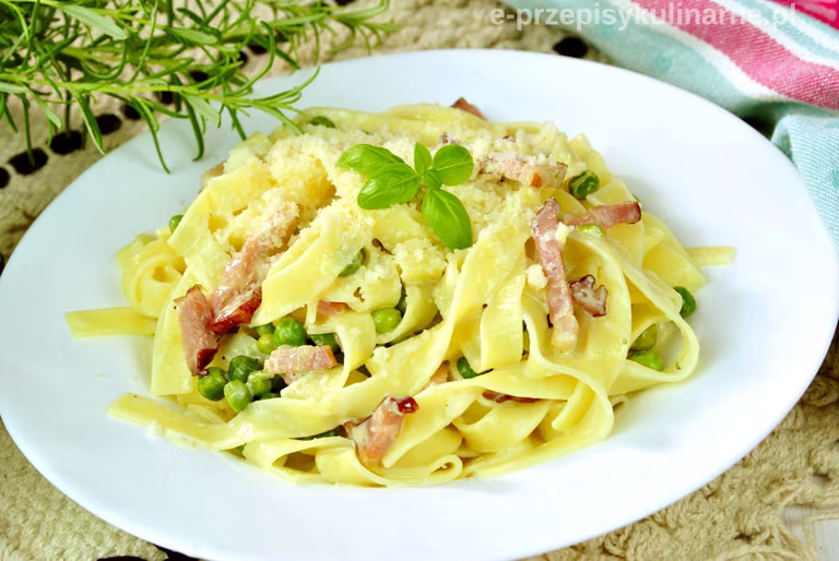 Tagliatelle z boczkiem i groszkiem w sosie śmietanowym