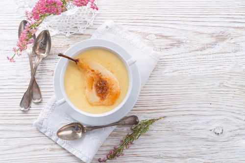Pudding jaglany z miodem, cynamonem i gruszką