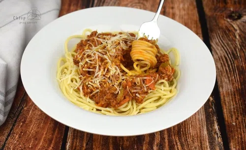 Spaghetti bolognese - Chłop przy garach
