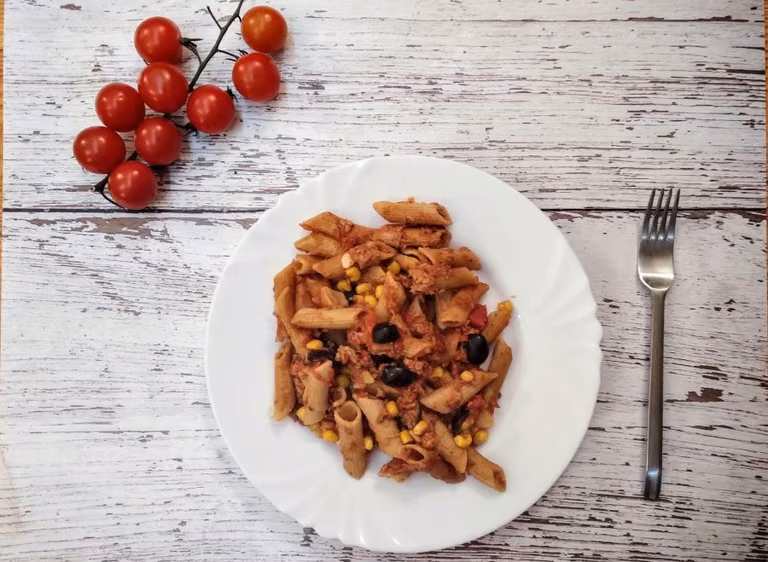 Razowy makaron z tuńczykiem i pomidorami – fit obiad