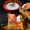 Kanapki z focaccii z szynką parmeńską, ricottą, rukolą i pomidorami suszonymi
