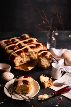 Hot cross buns - angielskie, wielkanocne bułeczki