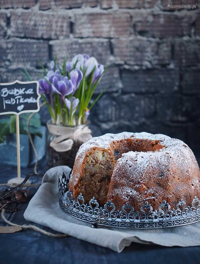 Babka z jabłkami i orzechami