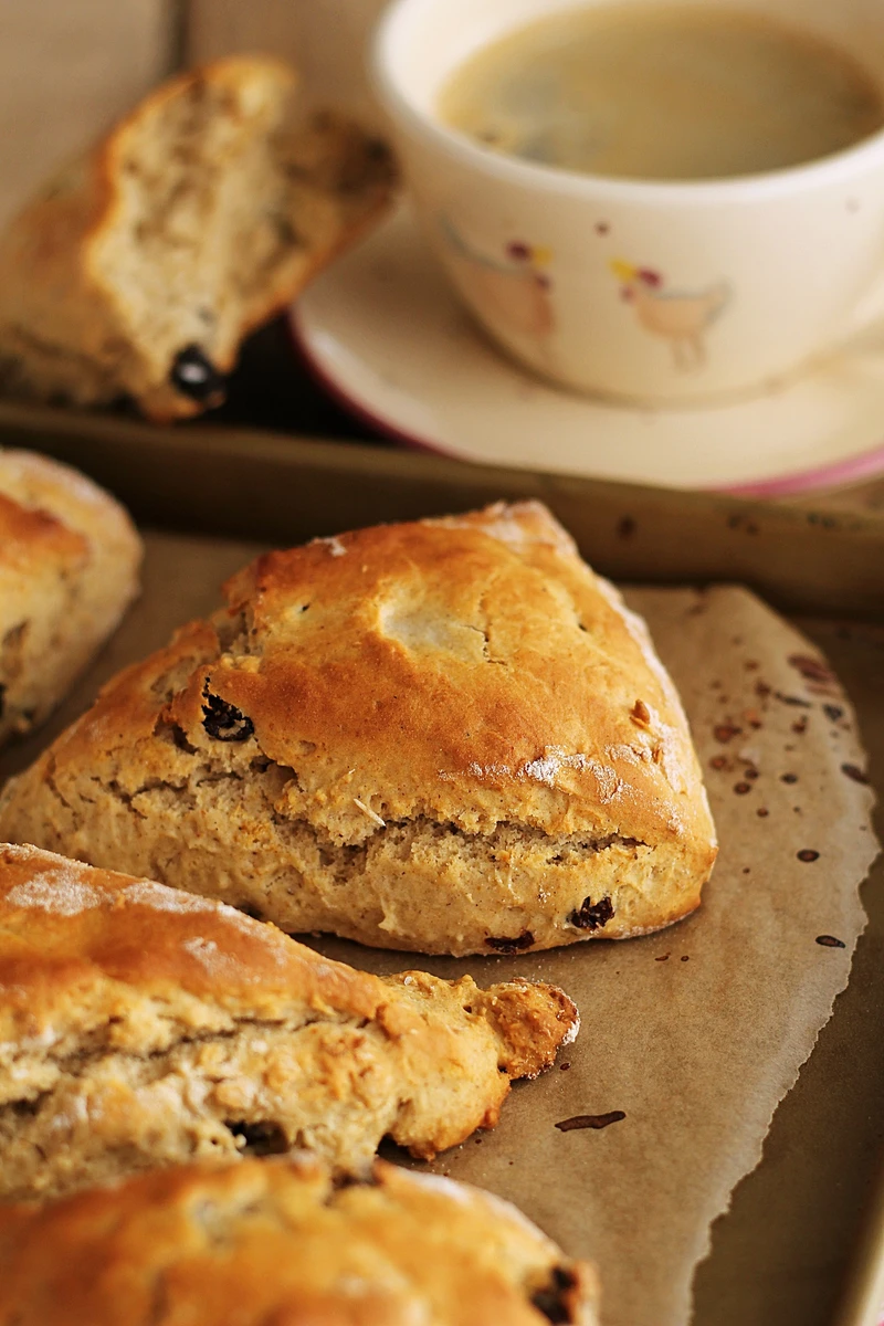 Scones z syropem klonowym i rodzynkami (bez jajek i nabiału)