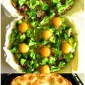 Tarta z ciasta francuskiego z boczkiem, brokułami i jajkiem