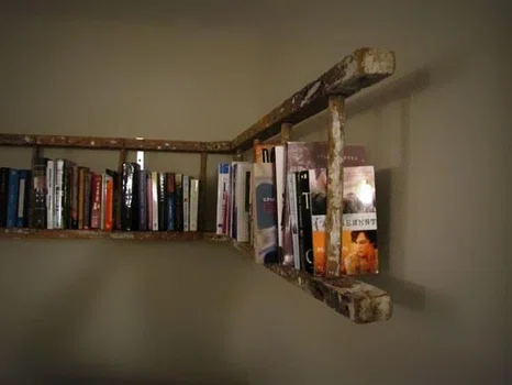 Półka na książki ze starej drabiny