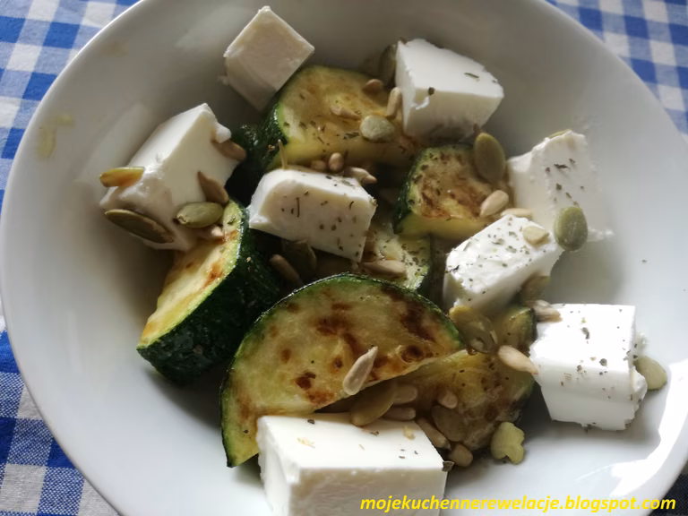 Grillowana cukinia z fetą i nasionami  - 215 kcal