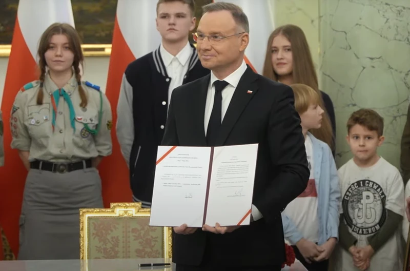14 lutego dniem wolnym od pracy? Andrzej Duda złożył podpis pod ustawą o nowym święcie państwowym
