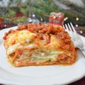 Tradycyjna włoska lasagne alla bolognese z domowym makaronem i sosem beszamelowym