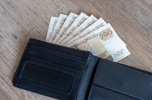 Prawie 1200 złotych miesięcznie od ZUS. Mało kto o tym wie, że można ją pobierać nawet przez 2,5 roku!