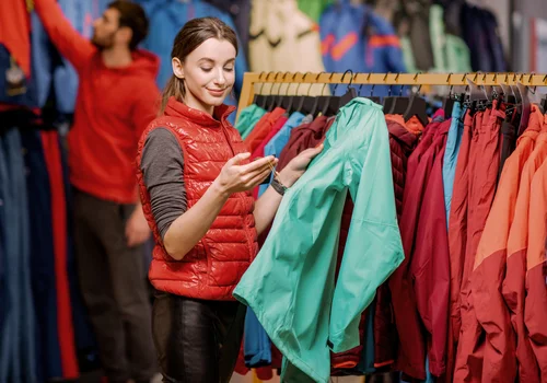 Zanim kupisz kurtkę na narty – sprawdź, co oznacza „membrana 10 000” i dlaczego to klucz do ciepła