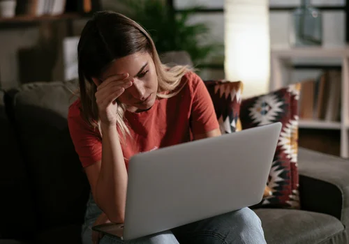 „Zajrzałam do folderu ‘Inne’ na Messengerze. Pół roku temu ktoś pisał, że mąż mnie zdradza” - pisze Karolina [LIST]