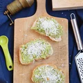 Grzanki z awokado i grana padano