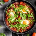 Szakszuka z pieczoną papryką, awokado i rukolą