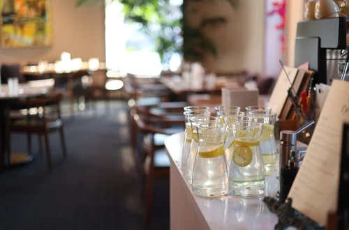 Darmowa woda kranu dla Polaków!? Nowa ustawa zakłada pół litra bezpłatnej kranówki dla każdego klienta