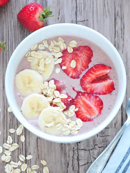 Proste, truskawkowo-bananowe Smoothie Bowl