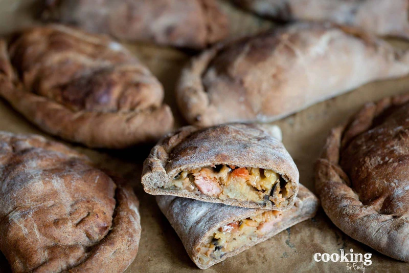 CALZONE Z BAKŁAŻANEM, CEBULĄ I KIEŁBASĄ