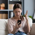 Fexting – zagrożenie XXI wieku! Dlaczego niszczy nasze związki?