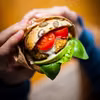 Burgery z indyka z kaszą jaglaną i ziołami - pyszne i zdrowe