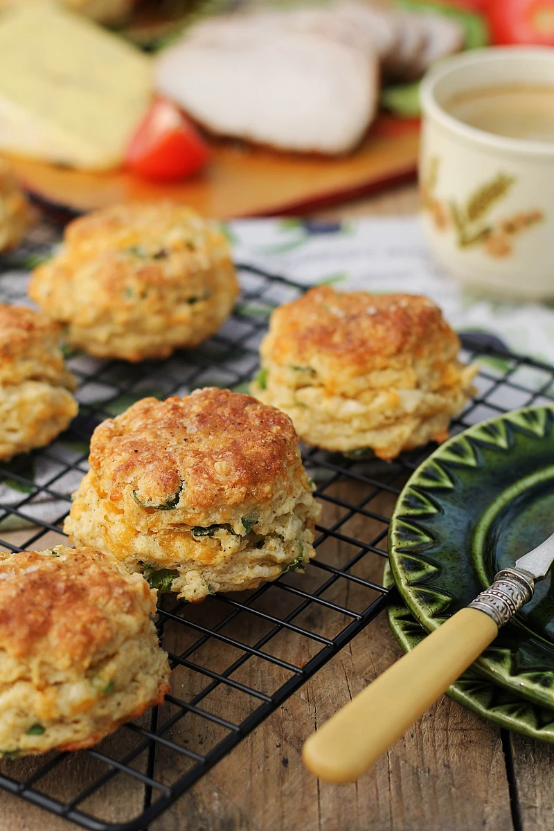 Wytrawne scones z cheddarem i szczypiorkiem