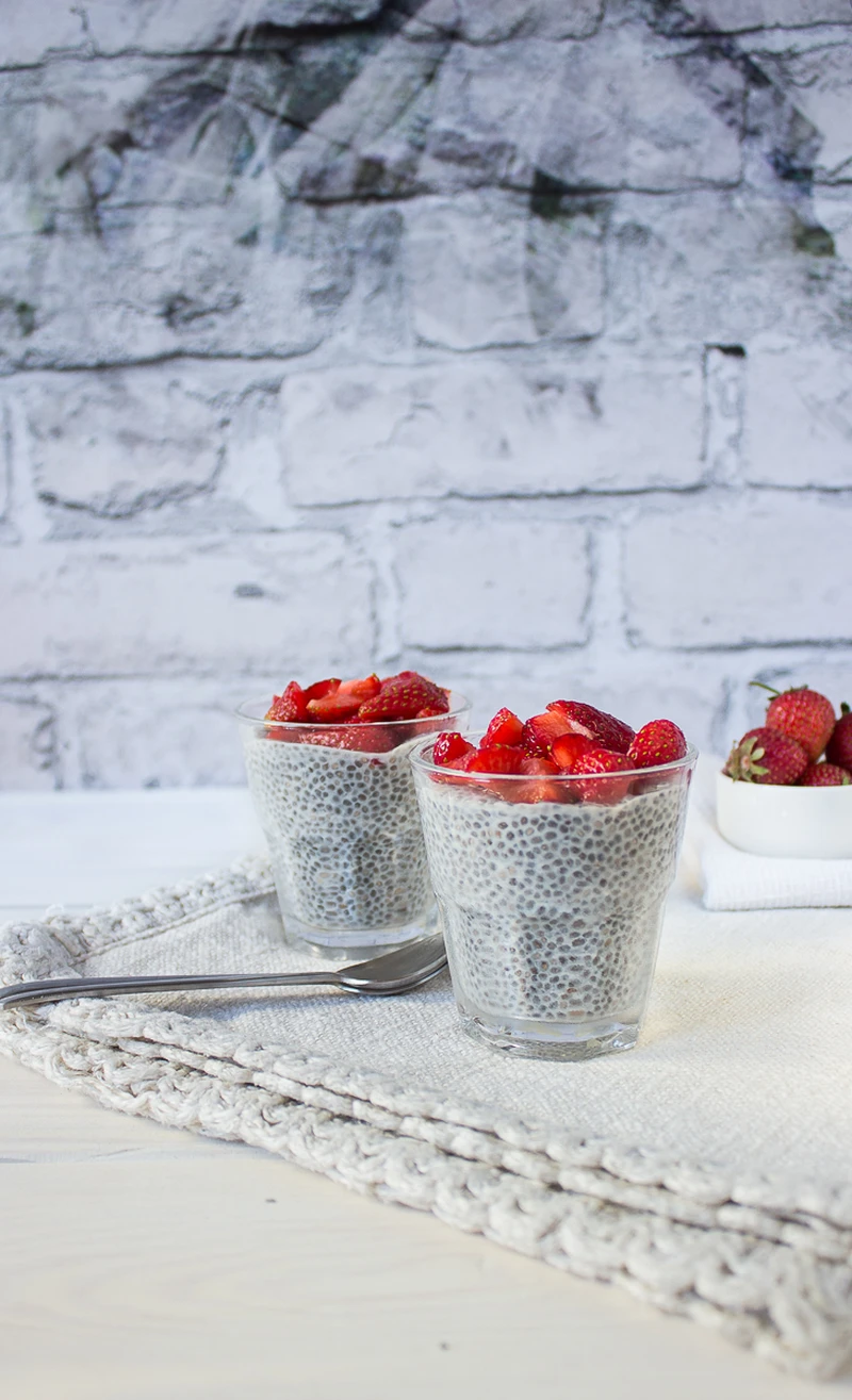 Kokosowy pudding chia z truskawkami