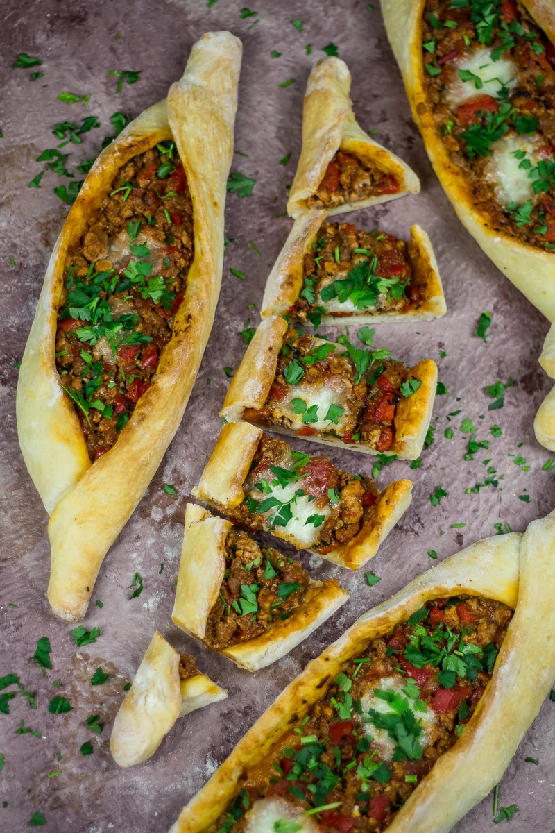 Turecka pizza - Pide z wołowiną.