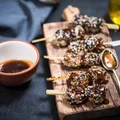 MINI KEBABY Z SEZAMEM I SOSEM TERIYAKI