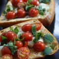 Bruschetta z pomidorkami cherry i serem mozzarella