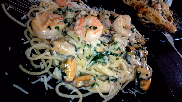 Bardzo morskie spaghetti z owocami morza.
