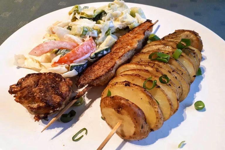 Ziemniaki pieczone na patyku i kofta (mięso mielone) po mojemu