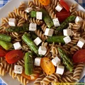 Razowy makaron z fetą, szparagami i pomidorkami  - 457 kcal