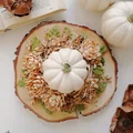 Jesienny stroik na stół – dekoracja z białą dynią