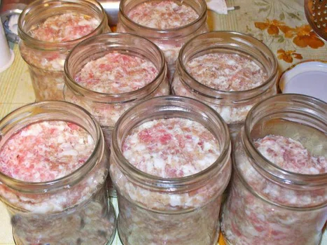 Pyszna domowa kiełbasa w słoikach.