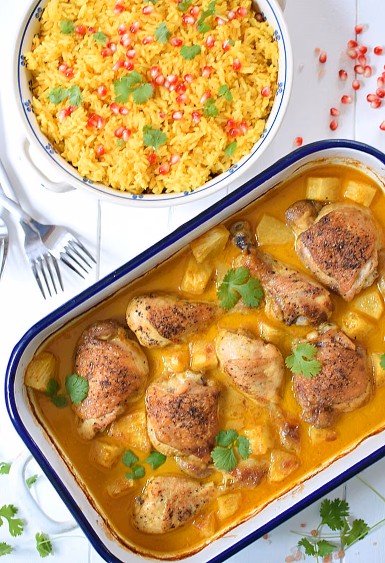 Kurczak pieczony z ananasem w sosie curry z mlekiem kokosowym
