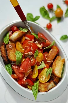 Panzanella. Toskańska sałatka z chelba i pomidorów