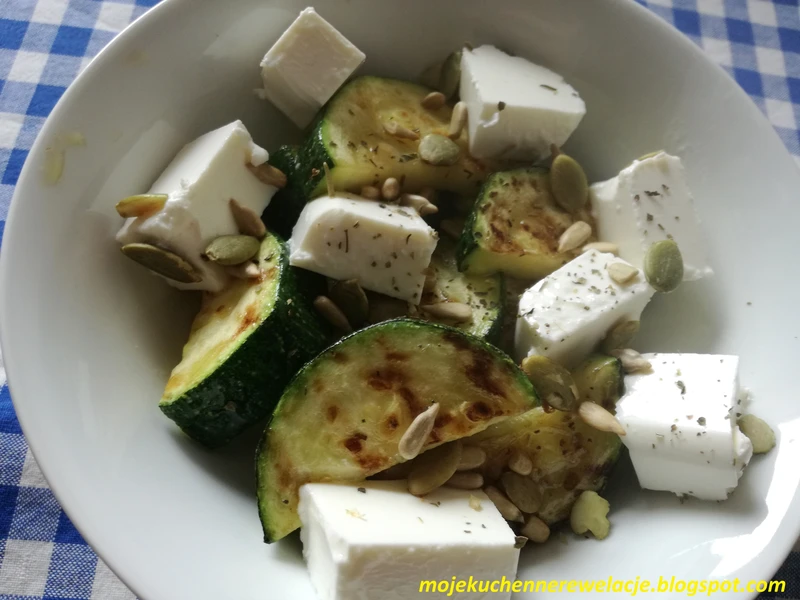 Grillowana cukinia z fetą i nasionami  - 215 kcal