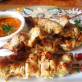 Grillowane szaszłyki drobiowe w curry podane z azjatyckim sosem