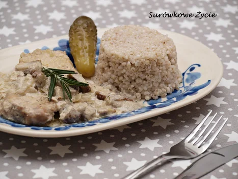 Schab w sosie z grzybów leśnych ze świeżym rozmarynem