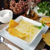 Zupa czosnkowa z chipsem serowym