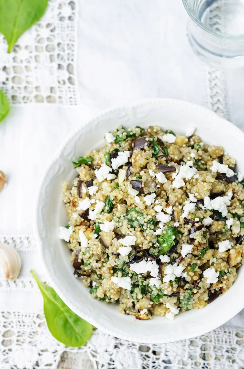 Sałatka z quinoa, szpinakiem, bakłażanem i fetą